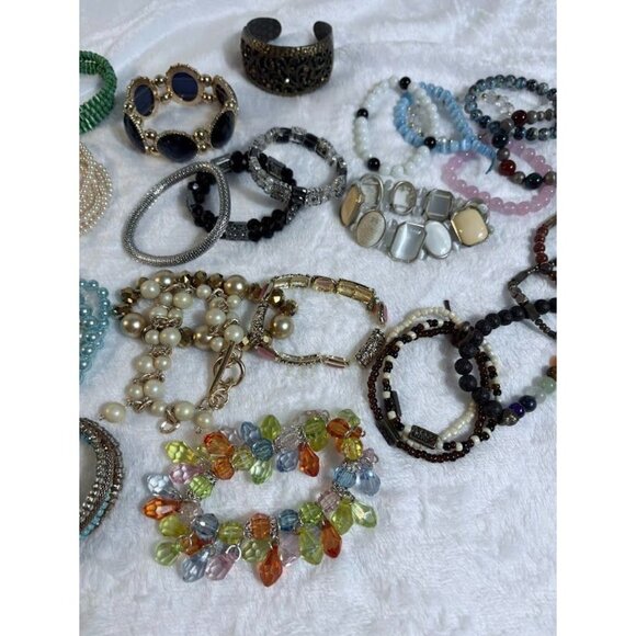 Assorted Beaded & Metal Bracelets Mixed Styles & Colors Costume Jewelry - Picture 5 of 6